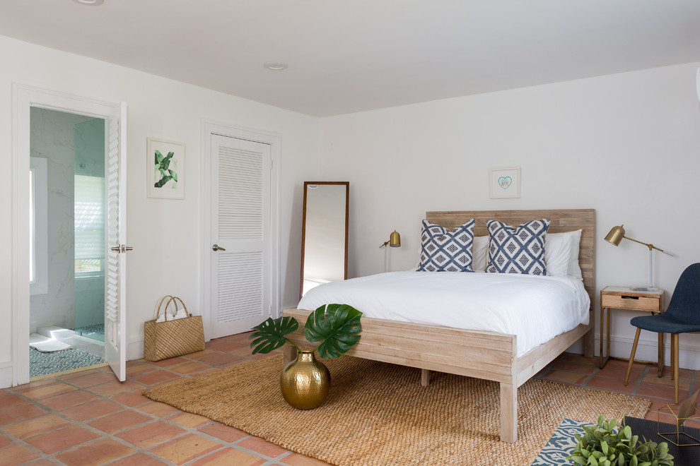 Ejemplo de dormitorio actual con suelo de baldosas de terracota