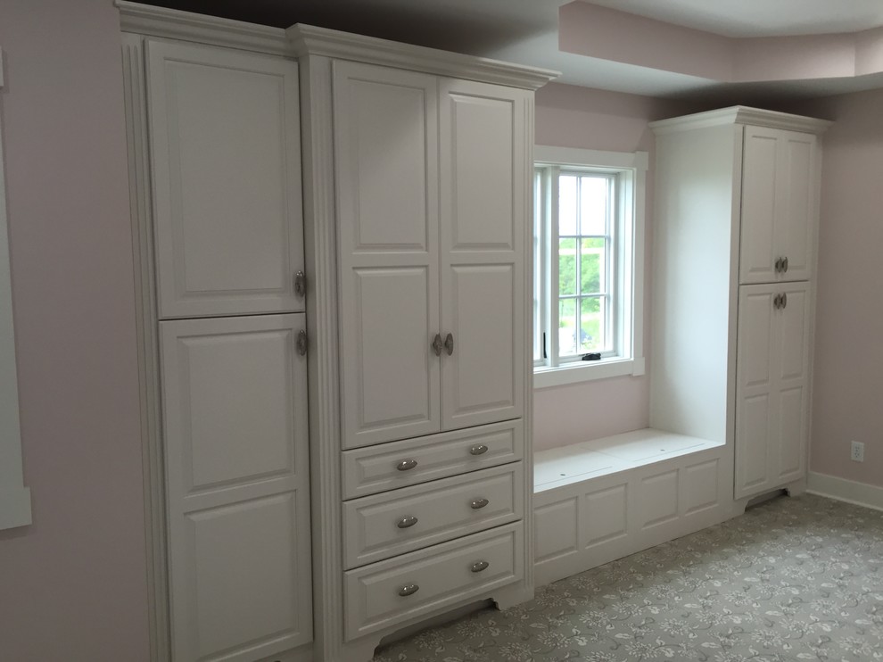 На фото: большая гостевая спальня (комната для гостей) в стиле шебби-шик с розовыми стенами и полом из керамической плитки с