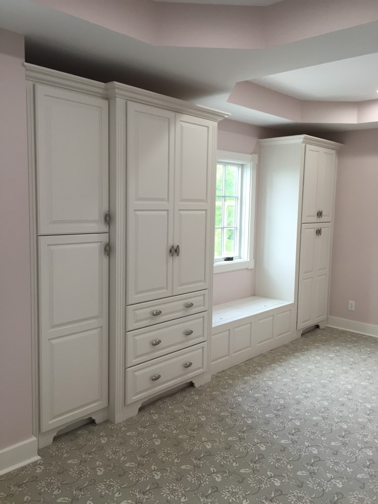 Imagen de habitación de invitados romántica grande con paredes rosas y suelo de baldosas de cerámica