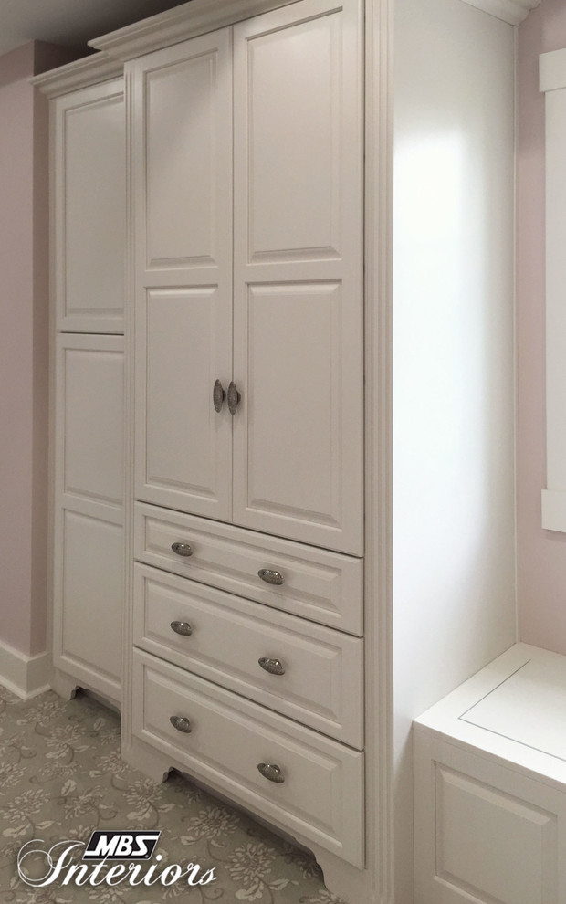 Источник вдохновения для домашнего уюта: огромная спальня в классическом стиле с розовыми стенами, ковровым покрытием и серым полом