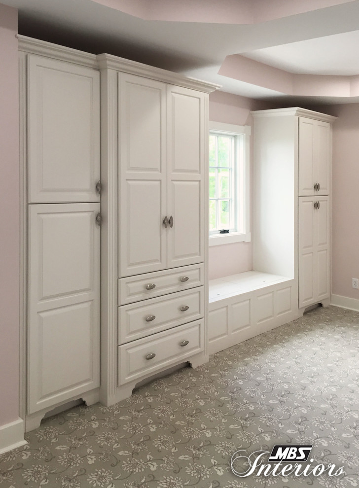 他の地域にある巨大なトラディショナルスタイルのおしゃれな寝室 (ピンクの壁、カーペット敷き、グレーの床、グレーとクリーム色) のレイアウト
