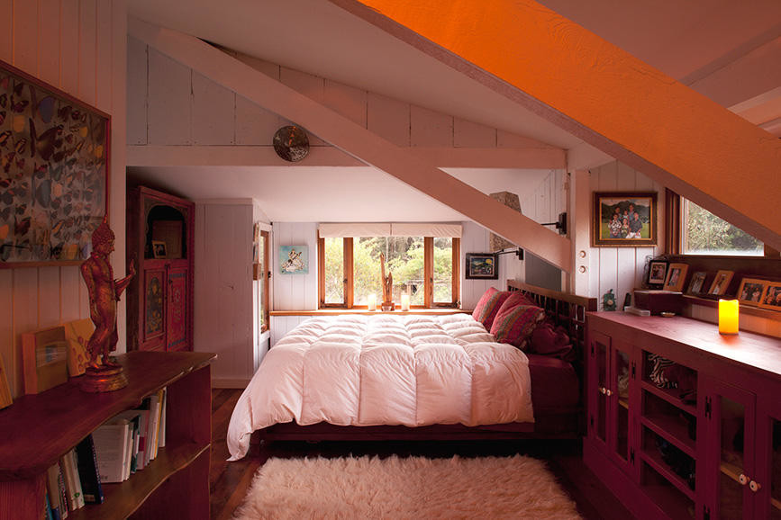 Foto de dormitorio principal rústico grande sin chimenea con paredes blancas y suelo de madera oscura
