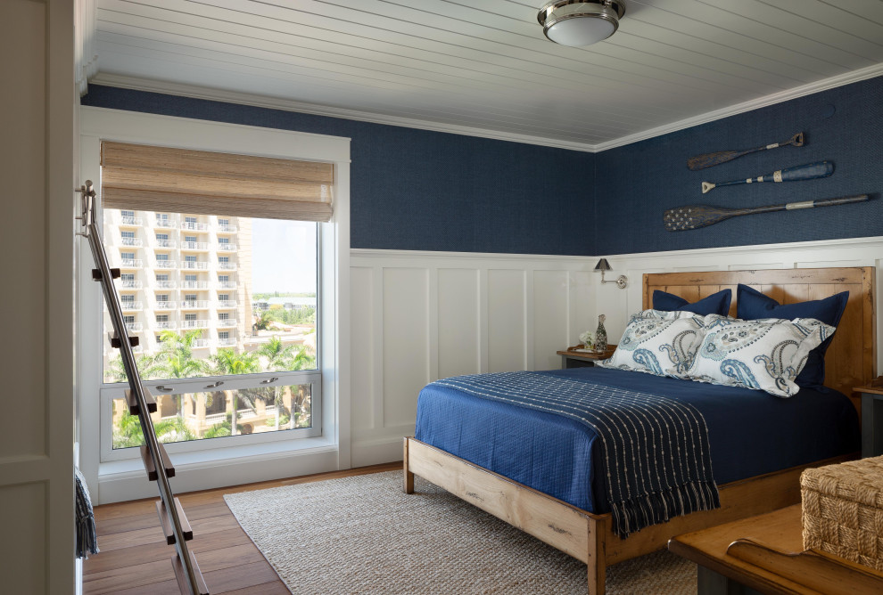Пример оригинального дизайна: гостевая спальня среднего размера, (комната для гостей) в морском стиле с синими стенами, паркетным полом среднего тона, коричневым полом, потолком из вагонки и панелями на стенах без камина