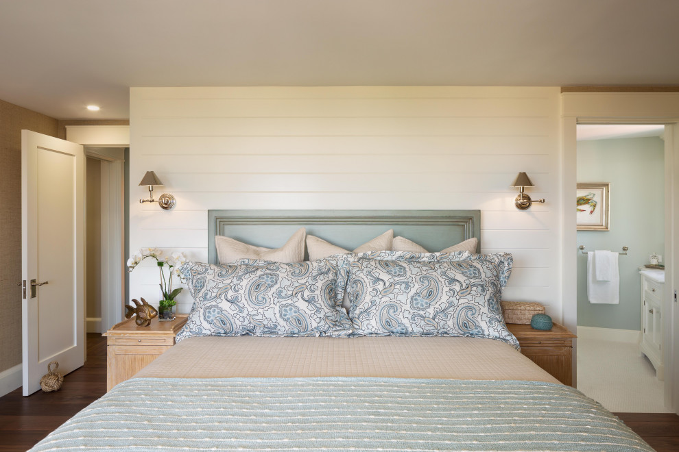 Свежая идея для дизайна: гостевая спальня среднего размера, (комната для гостей) в морском стиле с бежевыми стенами, темным паркетным полом и коричневым полом без камина - отличное фото интерьера