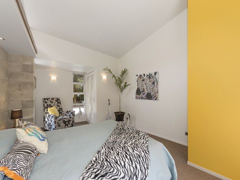 Foto de habitación de invitados vintage de tamaño medio con paredes amarillas, suelo de baldosas de cerámica y suelo gris