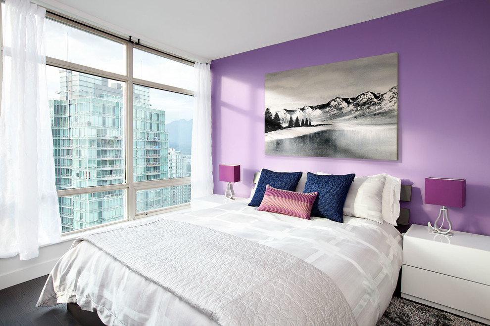 Modern inredning av ett sovrum, med lila väggar