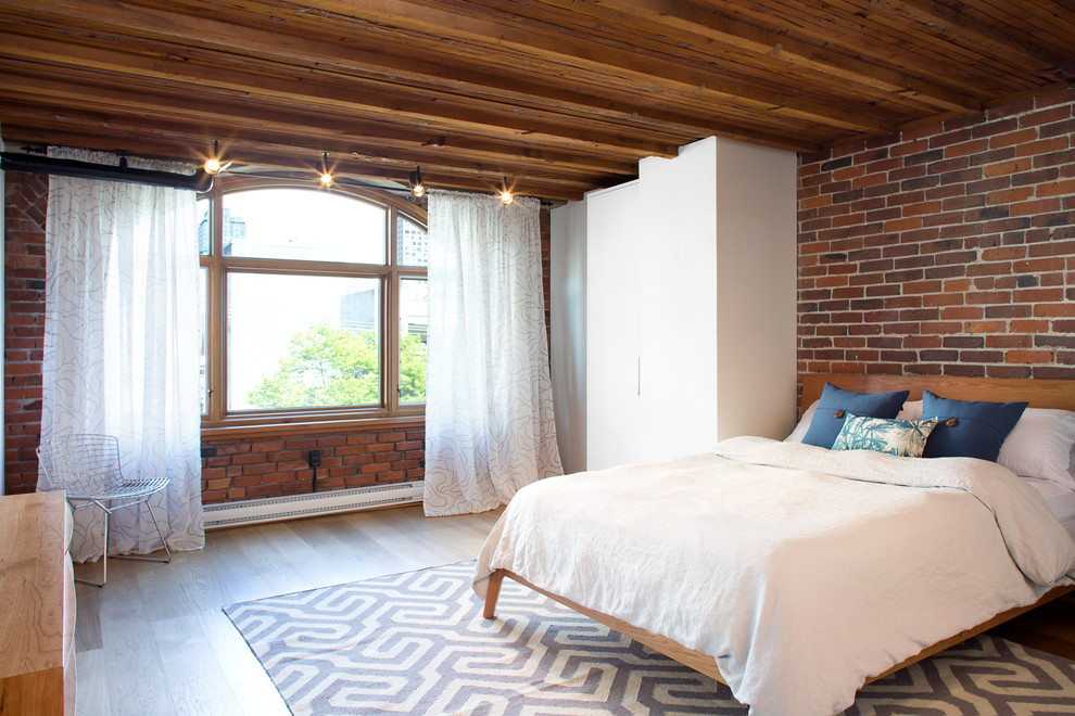 Modelo de dormitorio industrial con suelo de madera clara