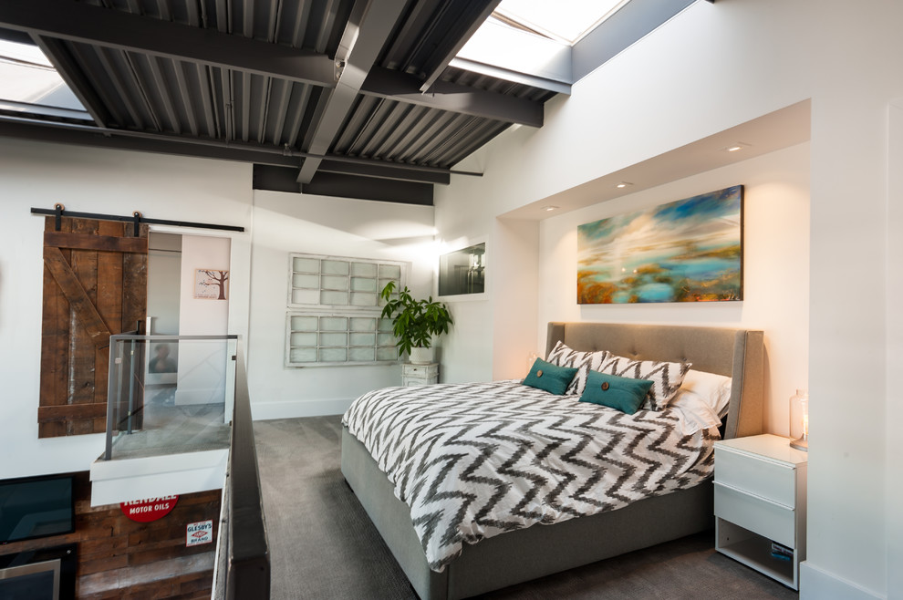 Mittelgroßes Industrial Schlafzimmer ohne Kamin, im Loft-Style mit weißer Wandfarbe und Teppichboden in Vancouver