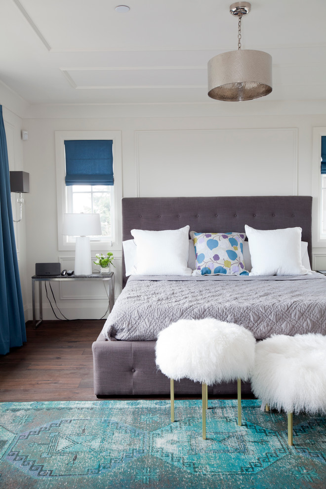 Immagine di una camera da letto tradizionale con pareti bianche e parquet scuro