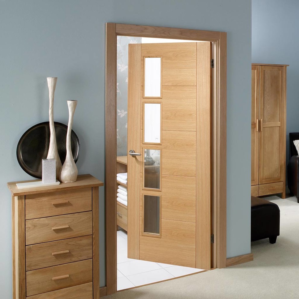 VANCOUVER OAK 4L DOOR WITH CLEAR GLAZED OFFSET AND A LACQUER VARNISH