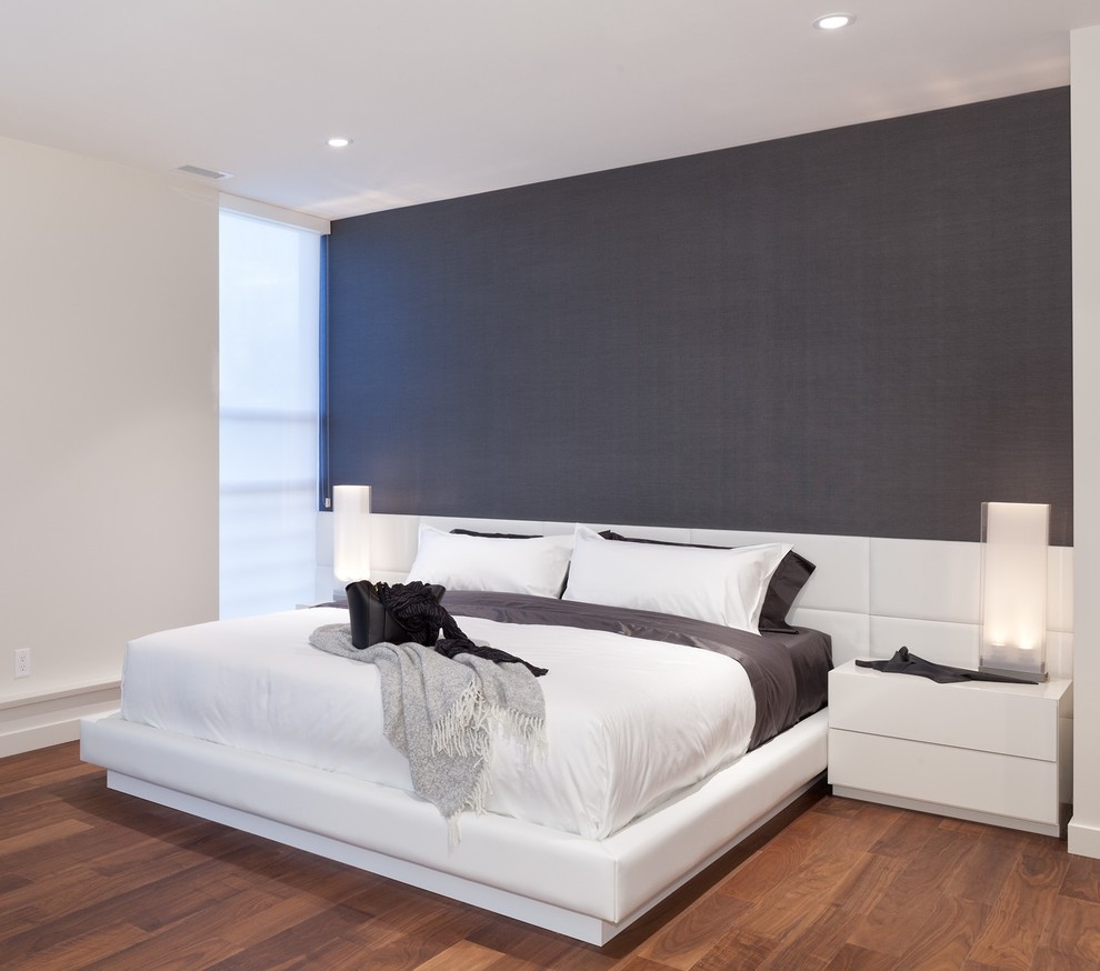 Imagen de dormitorio principal moderno con paredes negras y suelo de madera en tonos medios
