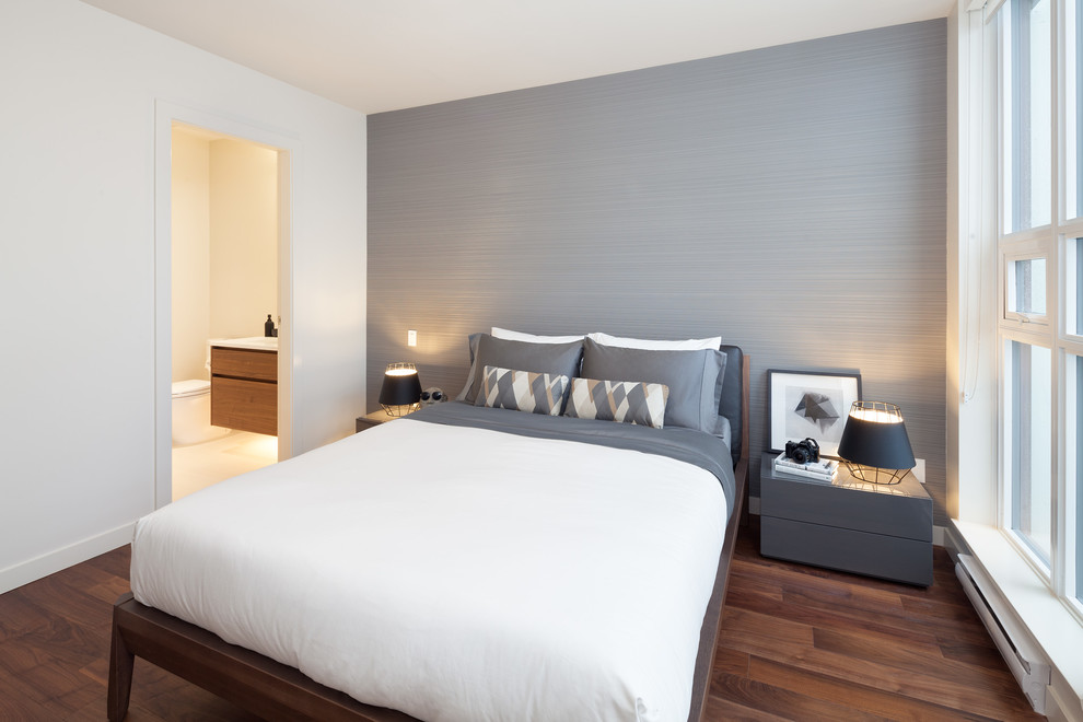 Пример оригинального дизайна: спальня в стиле модернизм с серыми стенами и паркетным полом среднего тона