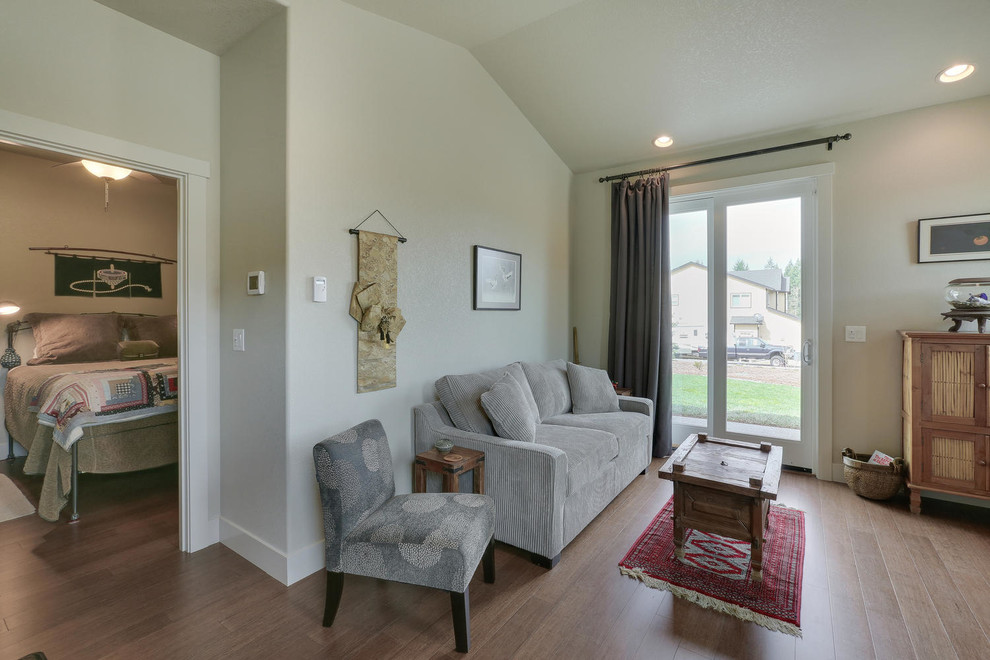 Foto de habitación de invitados de estilo americano grande con paredes beige y suelo de madera en tonos medios