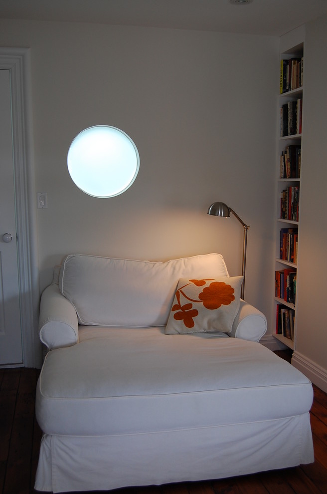 Ispirazione per una camera degli ospiti minimal di medie dimensioni con pareti bianche e pavimento in legno massello medio