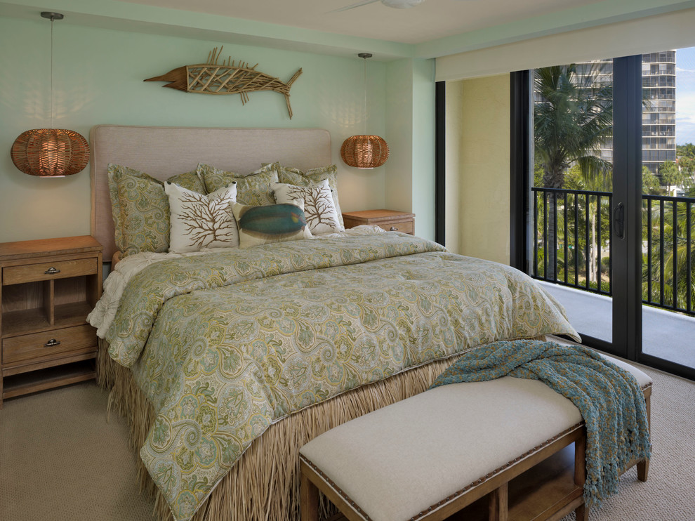 Diseño de dormitorio costero con paredes verdes y moqueta