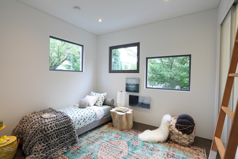 На фото: спальня среднего размера в современном стиле с белыми стенами и бетонным полом