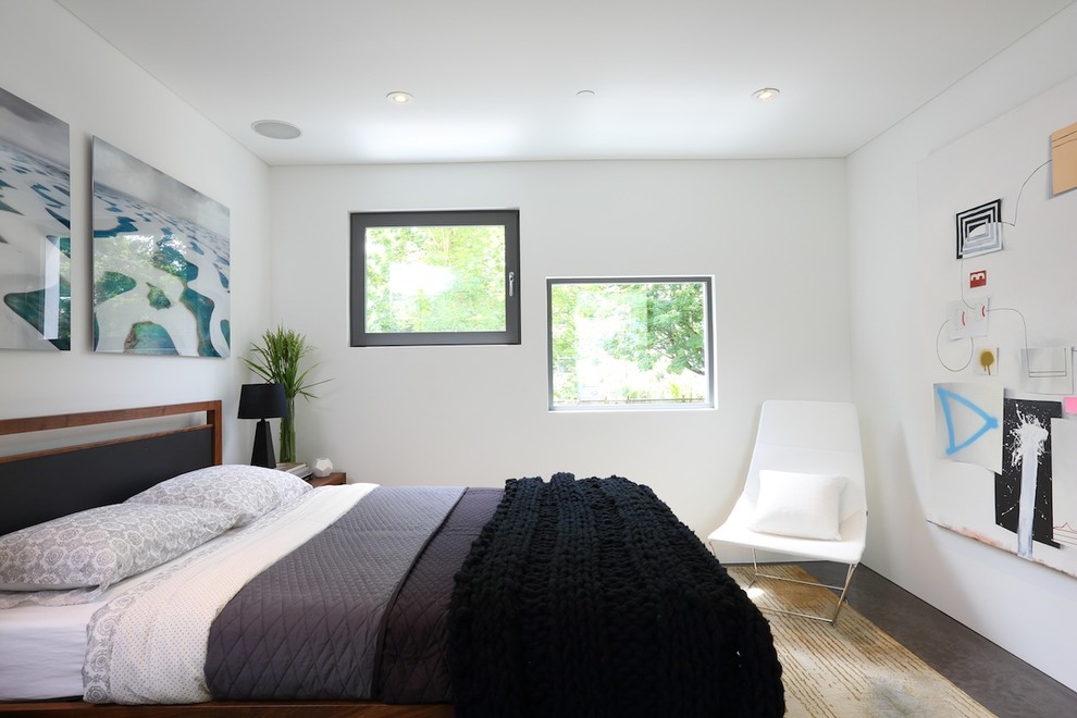 Источник вдохновения для домашнего уюта: хозяйская спальня в современном стиле с белыми стенами и бетонным полом