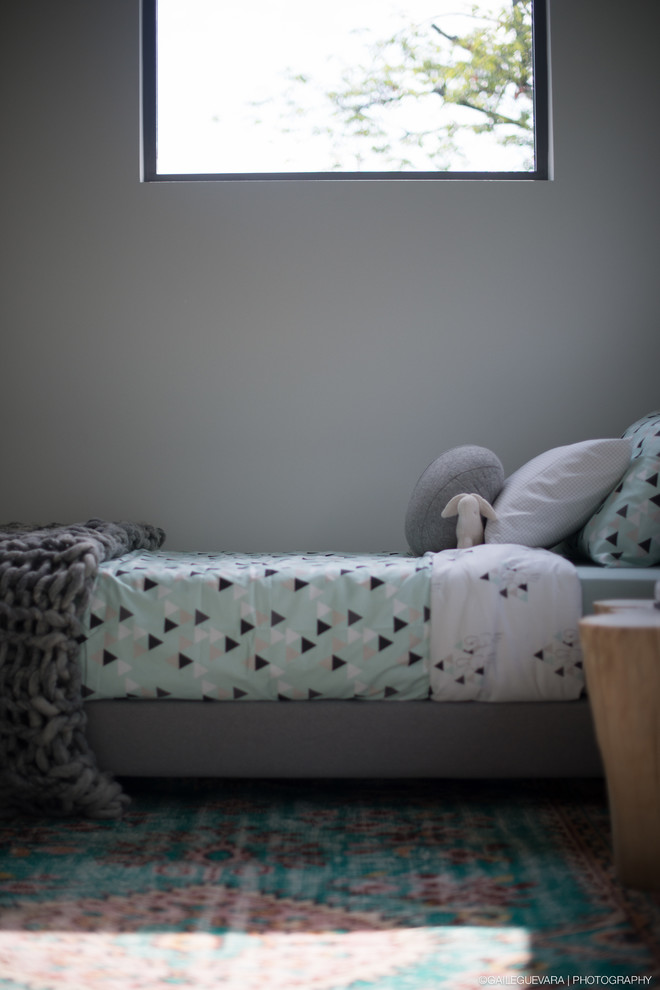 Kleines Modernes Gästezimmer mit weißer Wandfarbe und Teppichboden in Vancouver