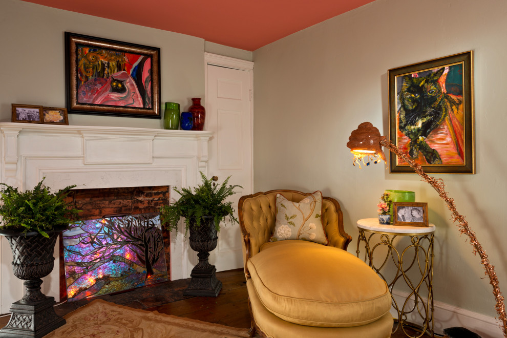 ニューヨークにある広いトラディショナルスタイルのおしゃれな主寝室 (緑の壁、無垢フローリング、標準型暖炉、木材の暖炉まわり、茶色い床、クロスの天井)