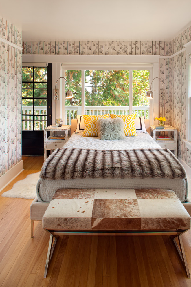 Idée de décoration pour une chambre design avec un mur beige et un sol en bois brun.
