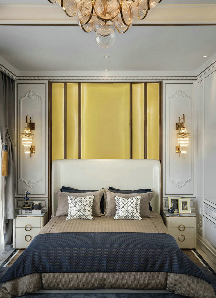 Пример оригинального дизайна: хозяйская спальня в викторианском стиле с белыми стенами, разноцветным полом и акцентной стеной