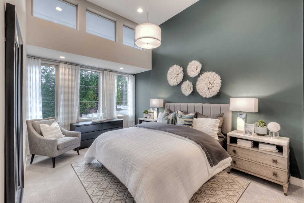 Modernes Schlafzimmer mit grüner Wandfarbe, Teppichboden und grauem Boden in Seattle