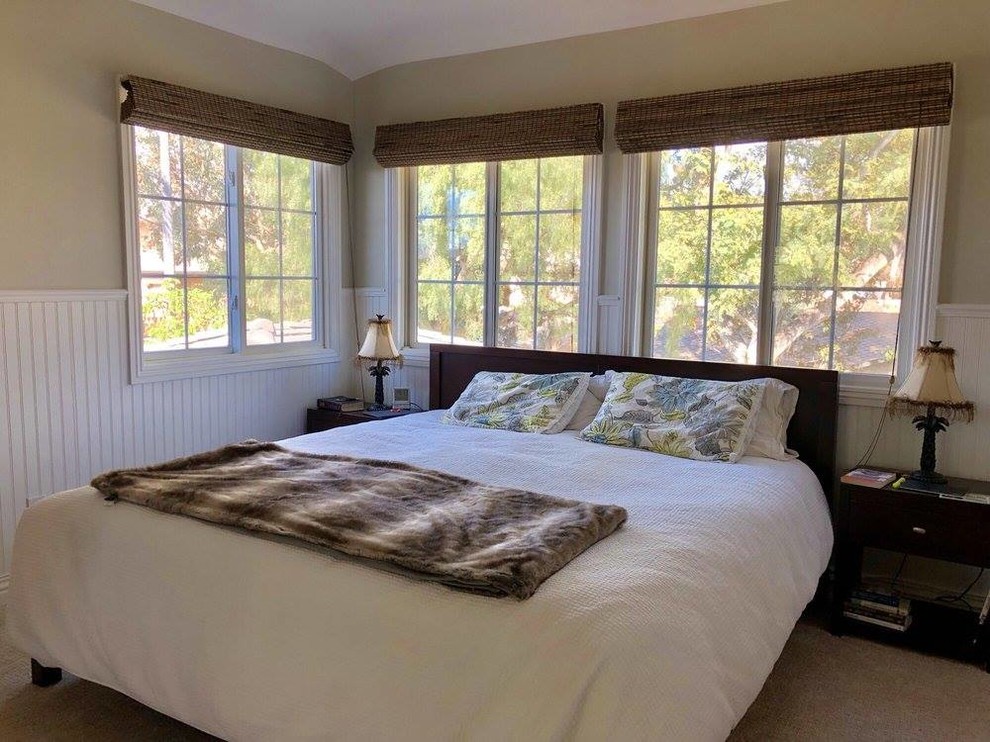 Imagen de dormitorio clásico renovado de tamaño medio sin chimenea con moqueta y suelo beige