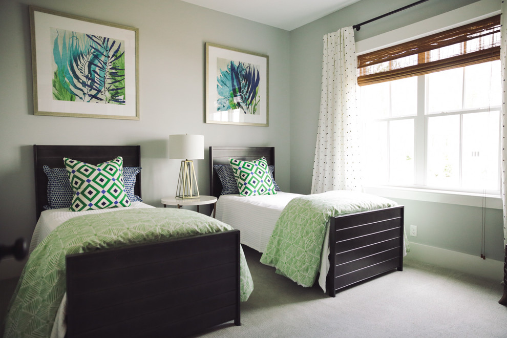 Idéer för att renovera ett mellanstort shabby chic-inspirerat gästrum, med gröna väggar och heltäckningsmatta