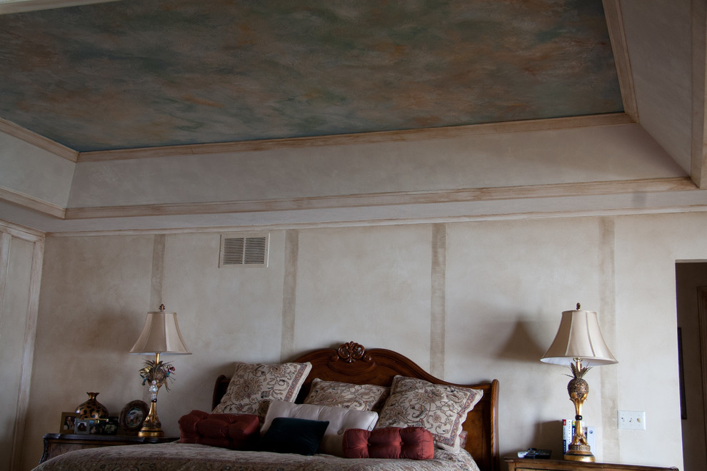 Ejemplo de dormitorio principal clásico de tamaño medio con paredes beige, suelo de madera en tonos medios, todas las chimeneas, marco de chimenea de baldosas y/o azulejos y suelo marrón