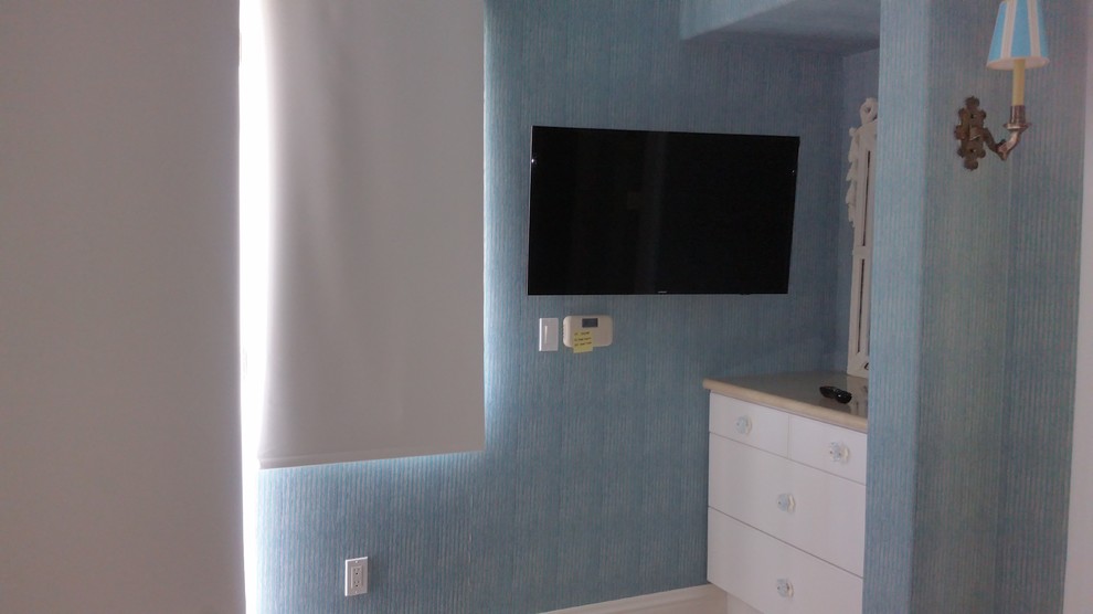 Idee per una camera da letto minimal di medie dimensioni con pareti blu