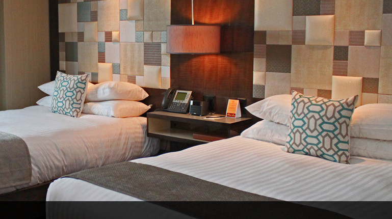 Ejemplo de habitación de invitados actual de tamaño medio con paredes beige y moqueta