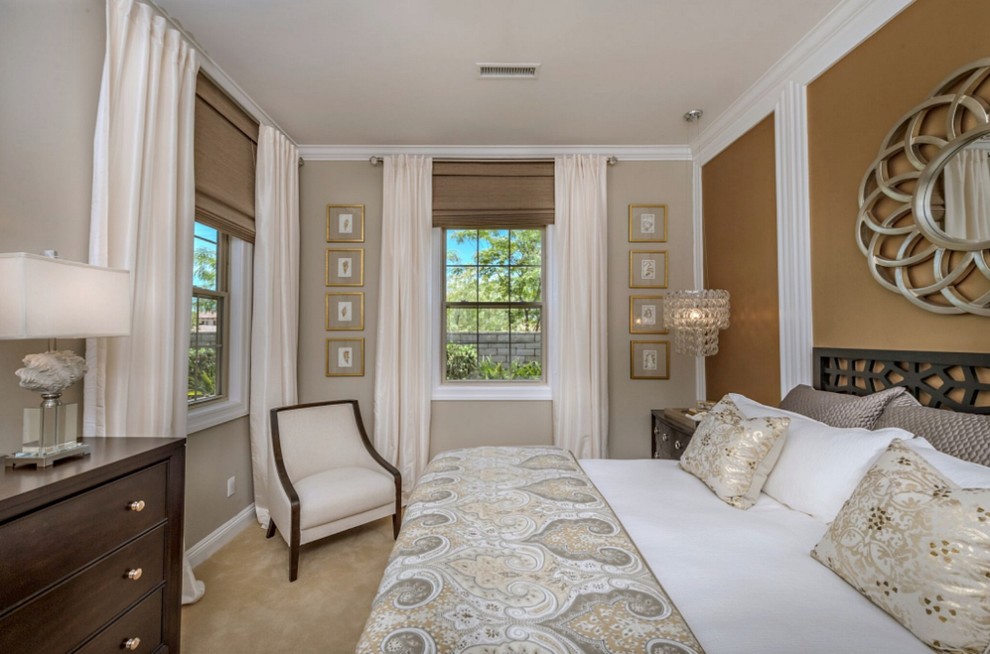 サンディエゴにあるトランジショナルスタイルのおしゃれな主寝室 (ベージュの壁、カーペット敷き、ベージュの床)