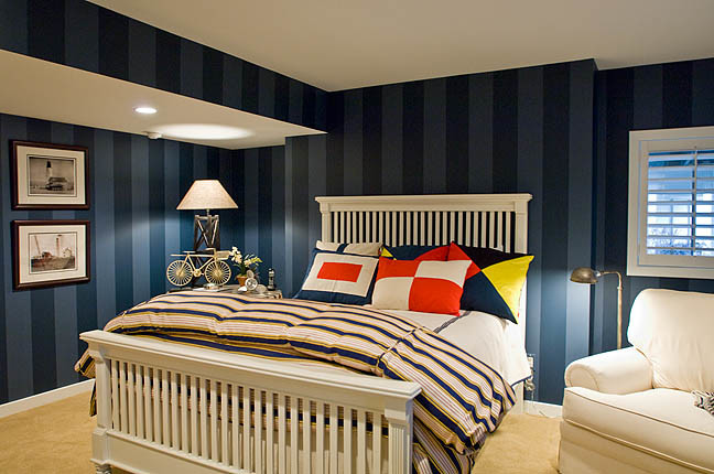 На фото: большая гостевая спальня (комната для гостей) в классическом стиле с синими стенами и ковровым покрытием без камина