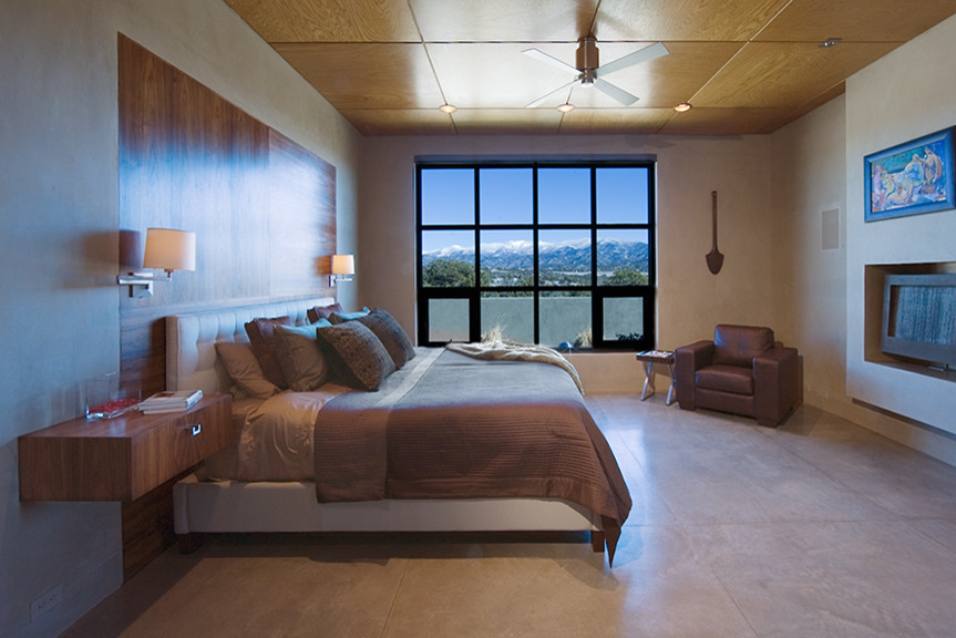 Стильный дизайн: большая хозяйская спальня в современном стиле с бежевыми стенами и бетонным полом - последний тренд