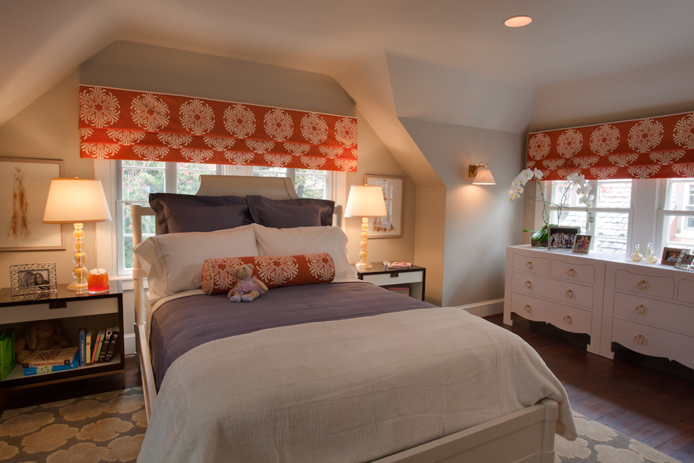 Идея дизайна: гостевая спальня среднего размера, (комната для гостей) в восточном стиле с серыми стенами, темным паркетным полом и коричневым полом