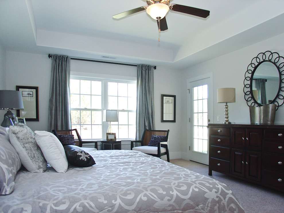 Свежая идея для дизайна: хозяйская спальня среднего размера в современном стиле с серыми стенами и ковровым покрытием без камина - отличное фото интерьера