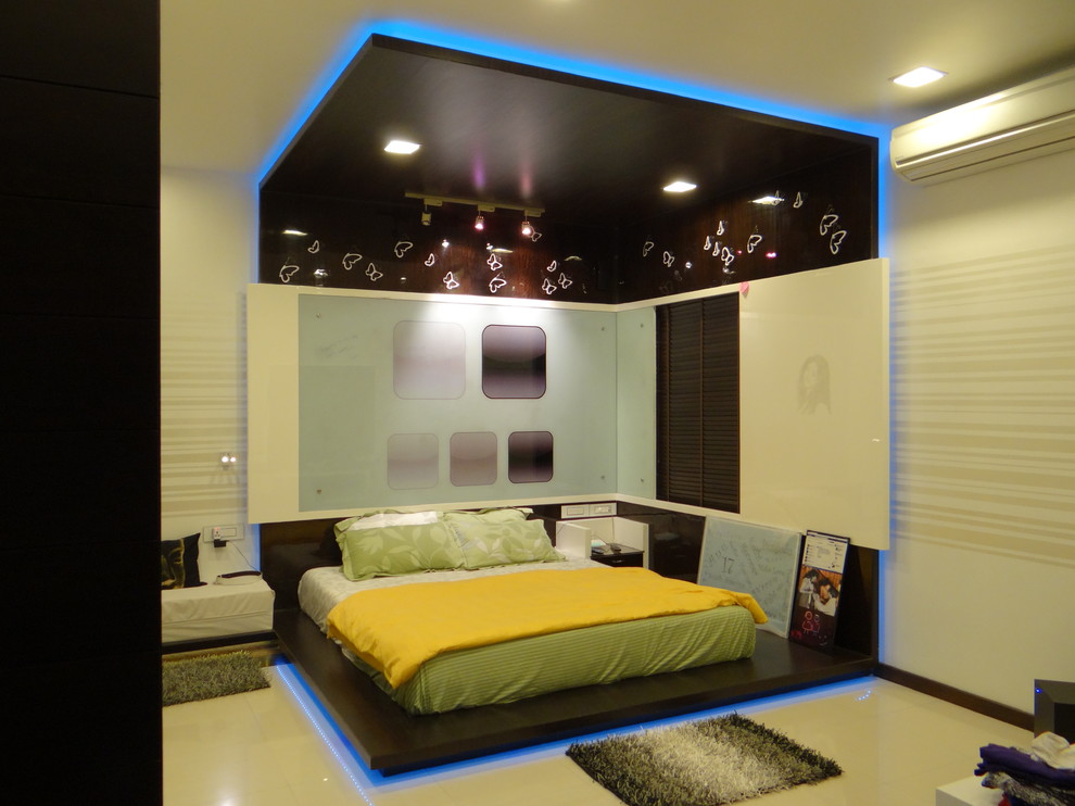 他の地域にあるコンテンポラリースタイルのおしゃれな主寝室 (白い壁、セラミックタイルの床) のインテリア