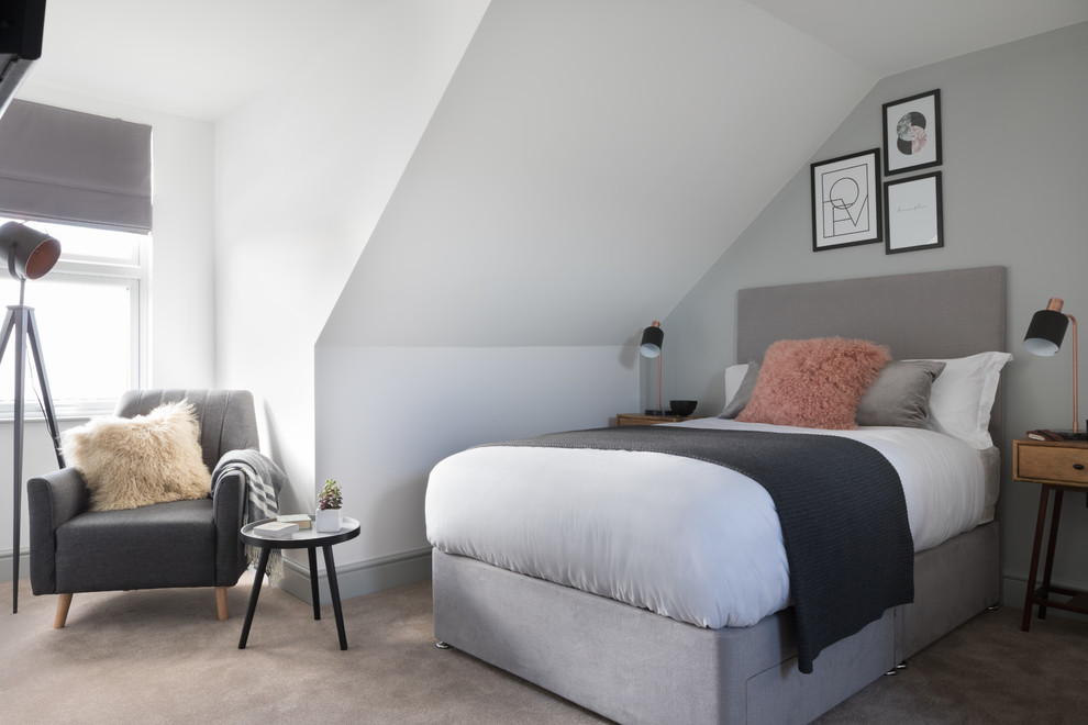 バークシャーにある中くらいなコンテンポラリースタイルのおしゃれな客用寝室 (白い壁、カーペット敷き、暖炉なし、ベージュの床) のインテリア