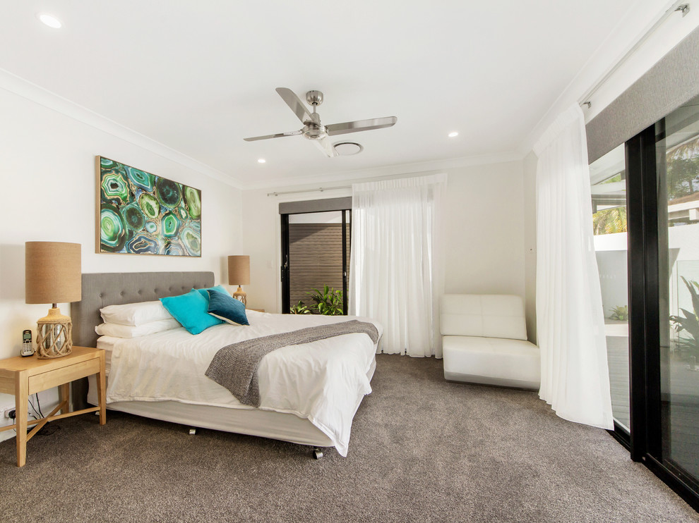 Bedroom - coastal carpeted bedroom idea in Gold Coast - Tweed with white walls and no fireplace