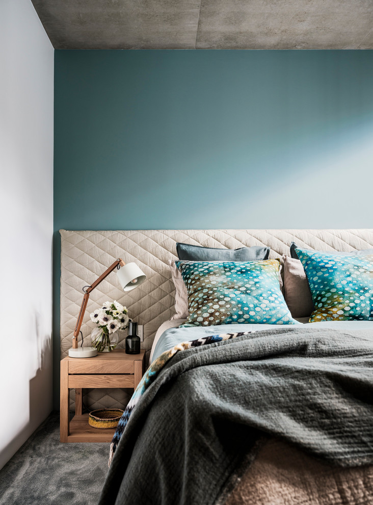 Foto de habitación de invitados actual de tamaño medio sin chimenea con paredes azules, moqueta y suelo azul
