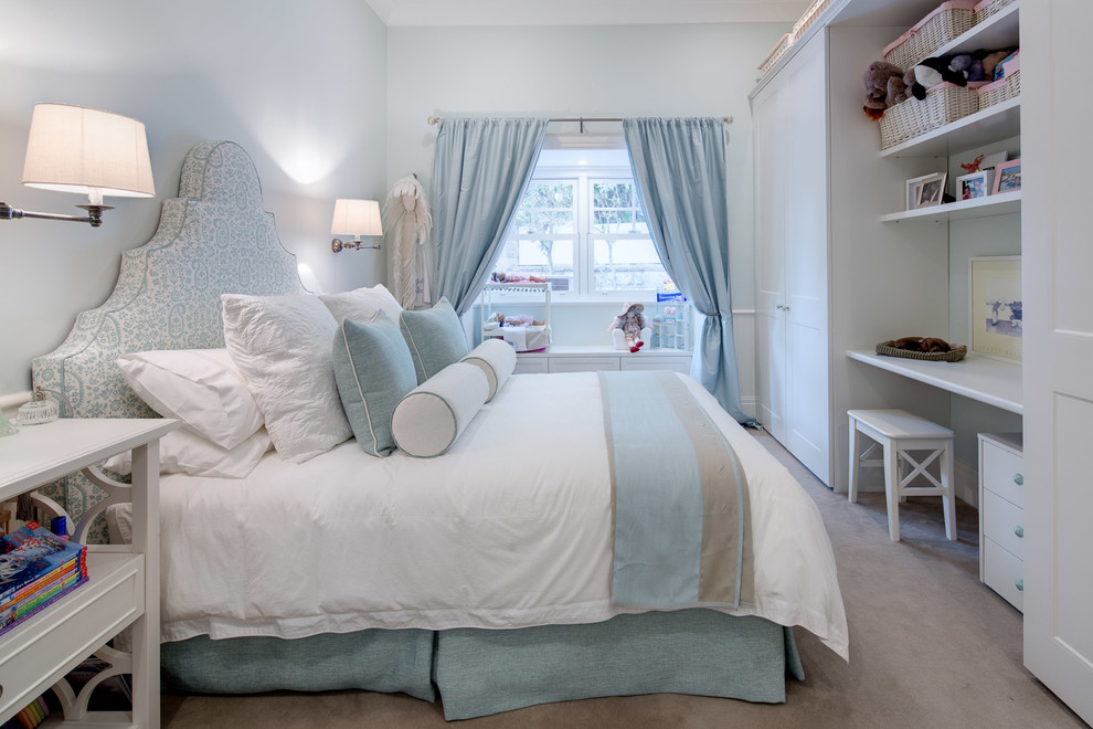 Ejemplo de dormitorio principal tradicional grande con paredes azules y moqueta