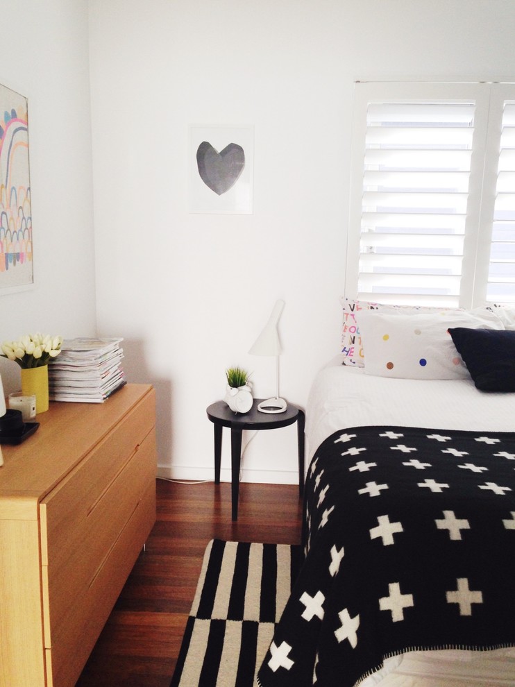 シドニーにある小さなモダンスタイルのおしゃれな主寝室 (白い壁、無垢フローリング、グレーとクリーム色) のレイアウト
