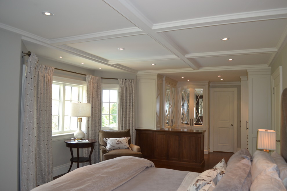Идея дизайна: хозяйская спальня среднего размера в стиле неоклассика (современная классика) с серыми стенами и паркетным полом среднего тона без камина