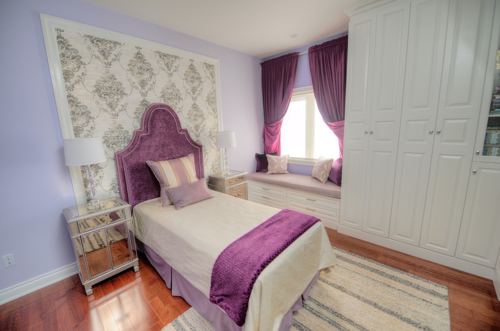 Идея дизайна: гостевая спальня среднего размера, (комната для гостей) в стиле неоклассика (современная классика) с фиолетовыми стенами, паркетным полом среднего тона и коричневым полом без камина