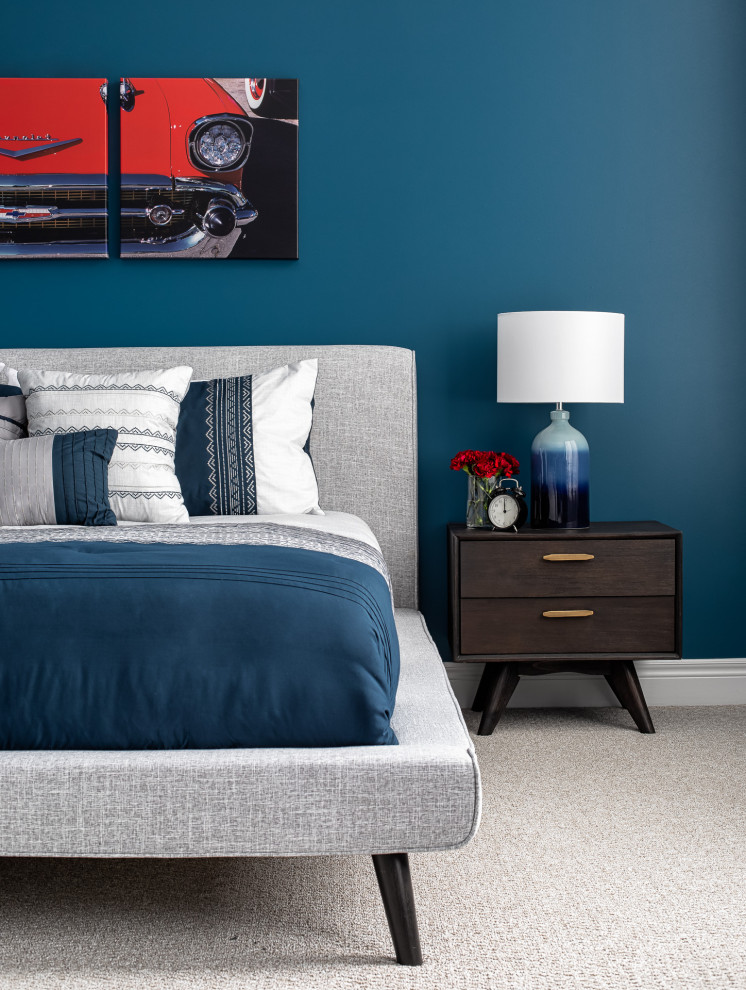 トロントにある中くらいなミッドセンチュリースタイルのおしゃれな寝室 (青い壁、カーペット敷き、グレーの床) のインテリア