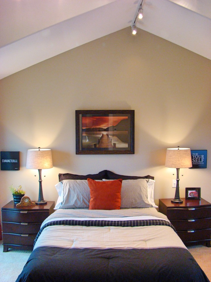 Idee per una camera da letto chic di medie dimensioni con pareti beige, moquette e pavimento beige