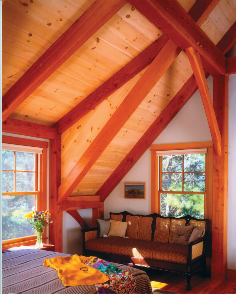 Ispirazione per una camera degli ospiti american style con pavimento in legno massello medio