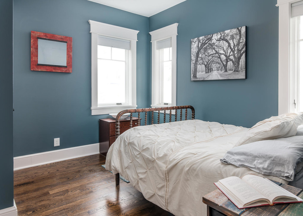Пример оригинального дизайна: маленькая гостевая спальня (комната для гостей) в стиле кантри с синими стенами, паркетным полом среднего тона и коричневым полом для на участке и в саду