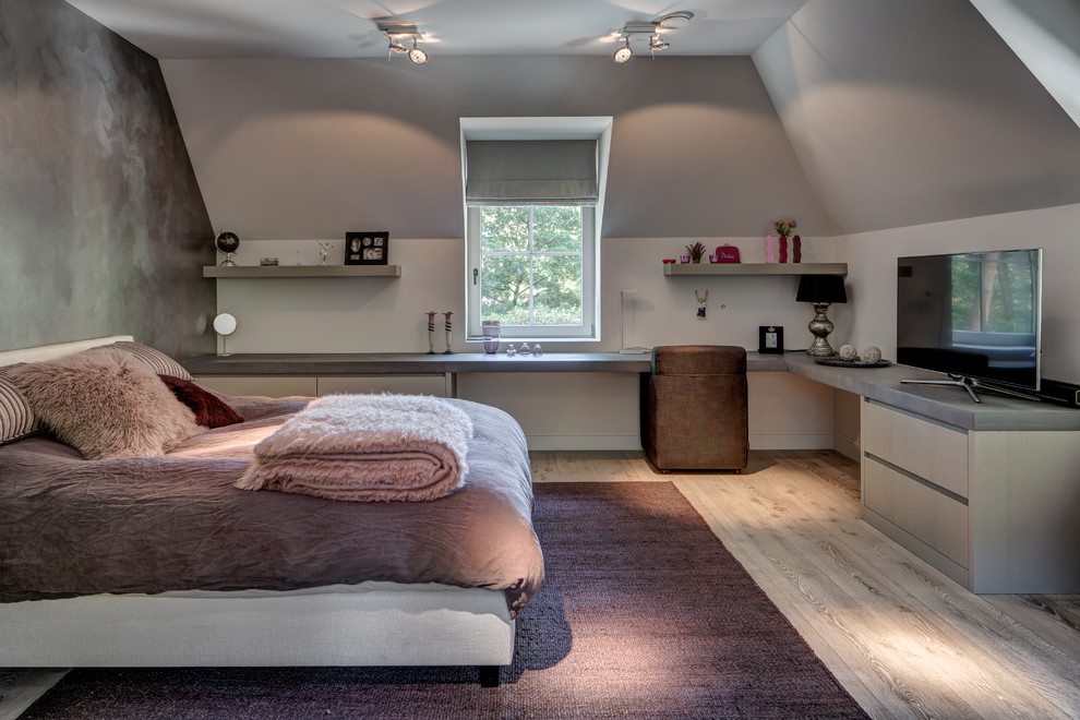 Modelo de dormitorio actual con paredes grises y suelo de madera clara