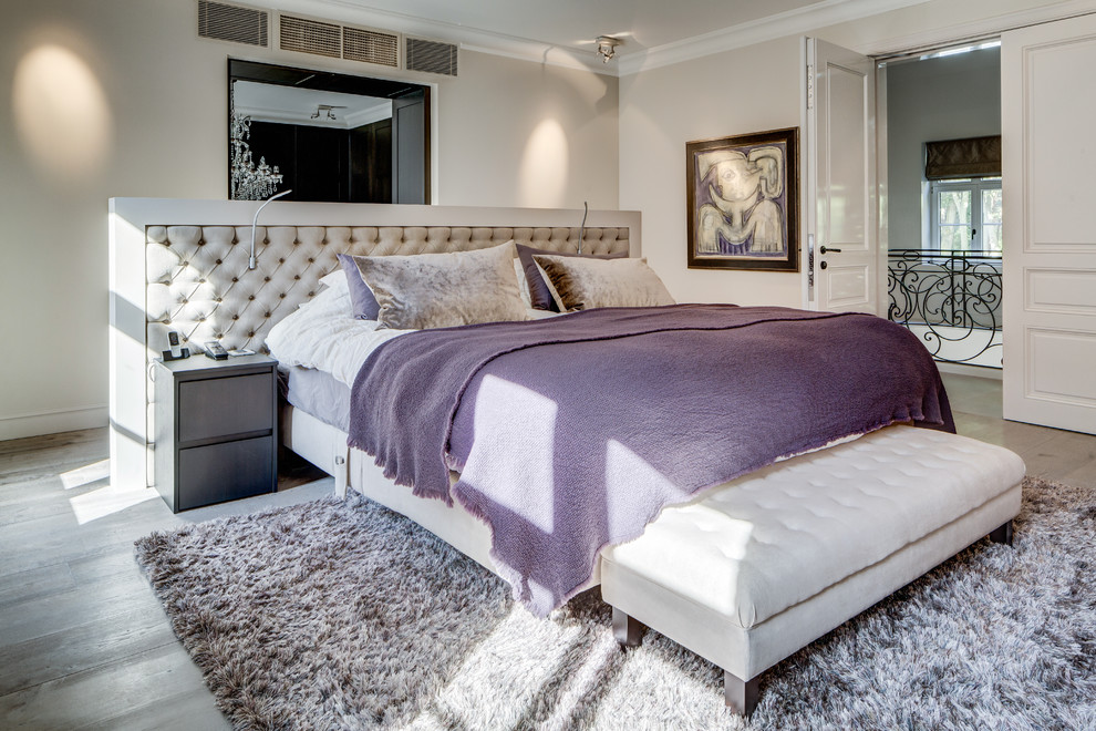 Diseño de dormitorio contemporáneo con paredes beige y suelo de madera en tonos medios